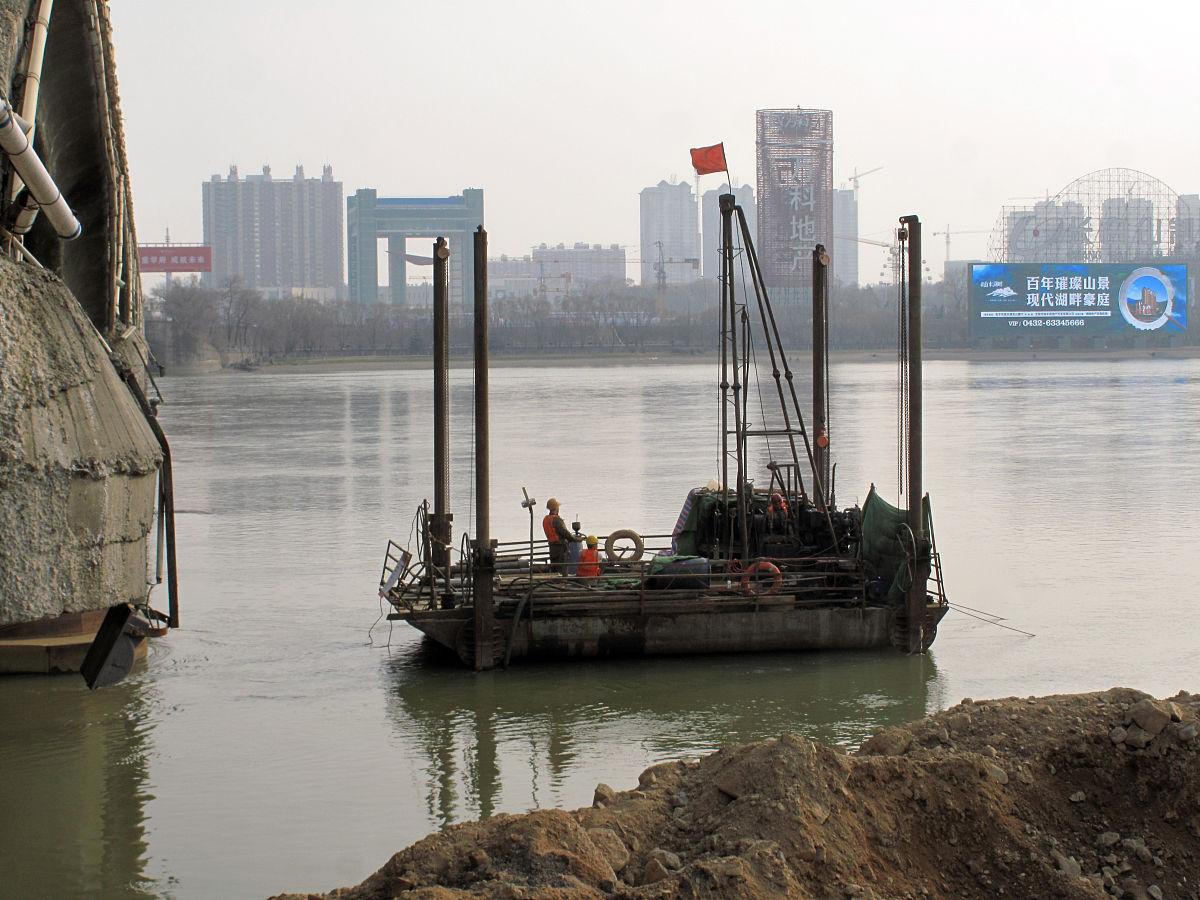 山南水库打桩拔桩船出租服务 高效施工与船舶租赁解决方案